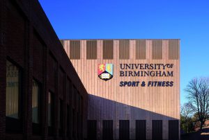 18luck新利娱乐场伯明翰大学运动与健身俱乐部在建筑物外面的标志