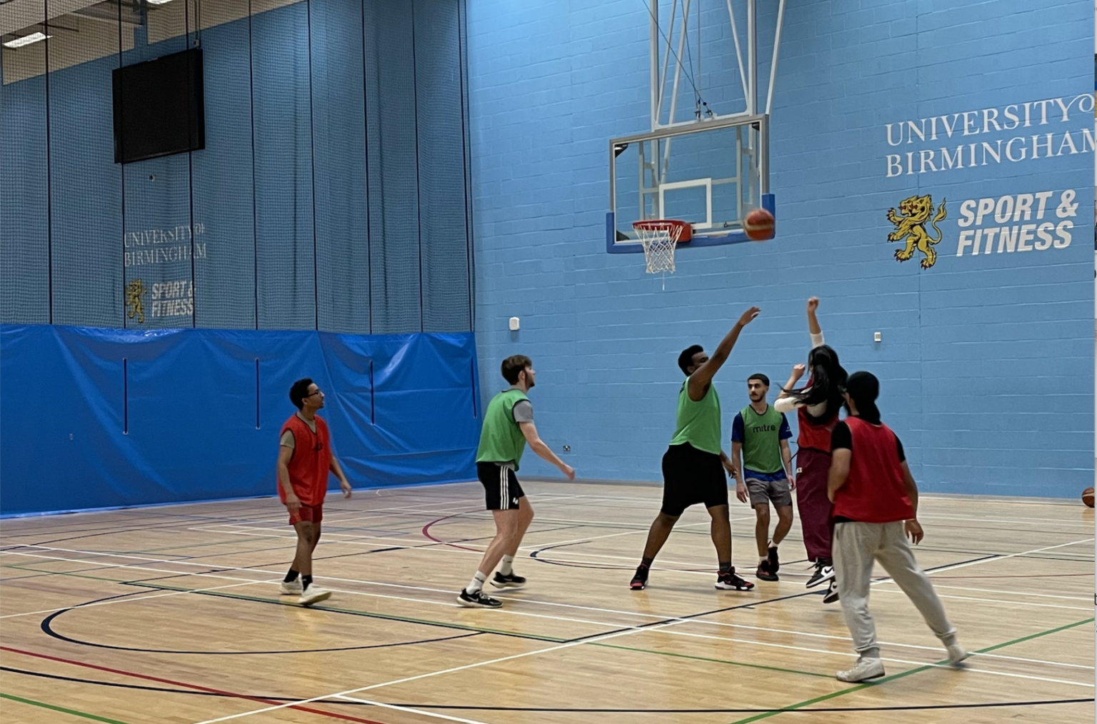 Image of students playing basketball in the Munrow Arena