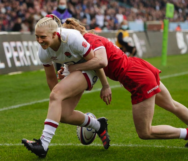 Heather Cowell scoring try